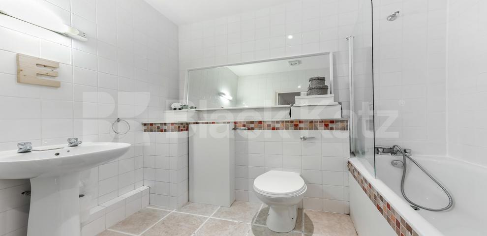 Superbly located  Union Street, London Bridge